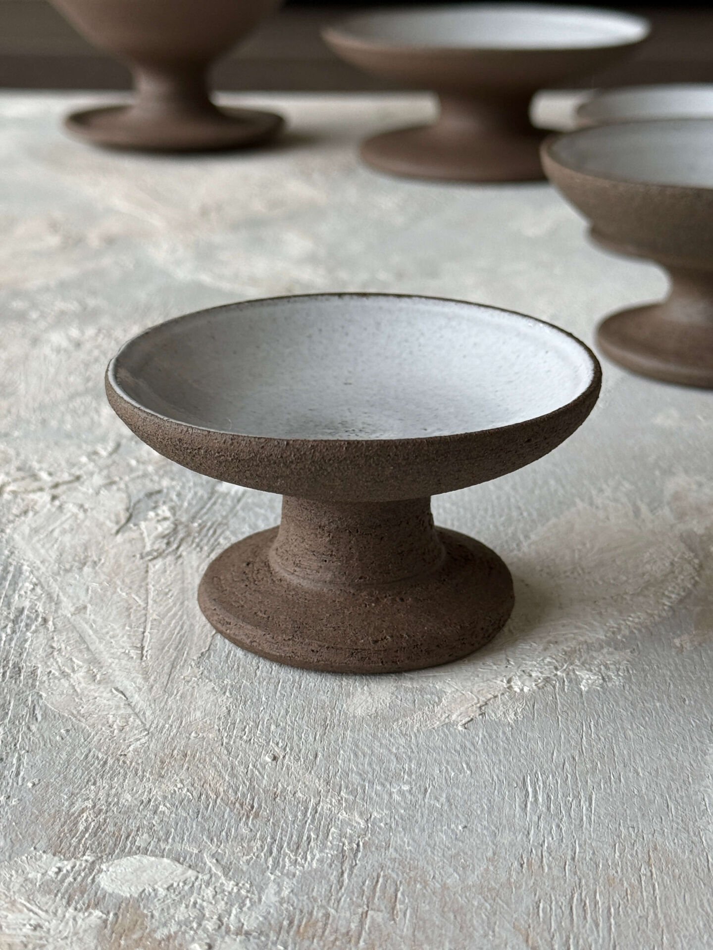 Stoneware Mini Ayaklı Sunum Tabağı