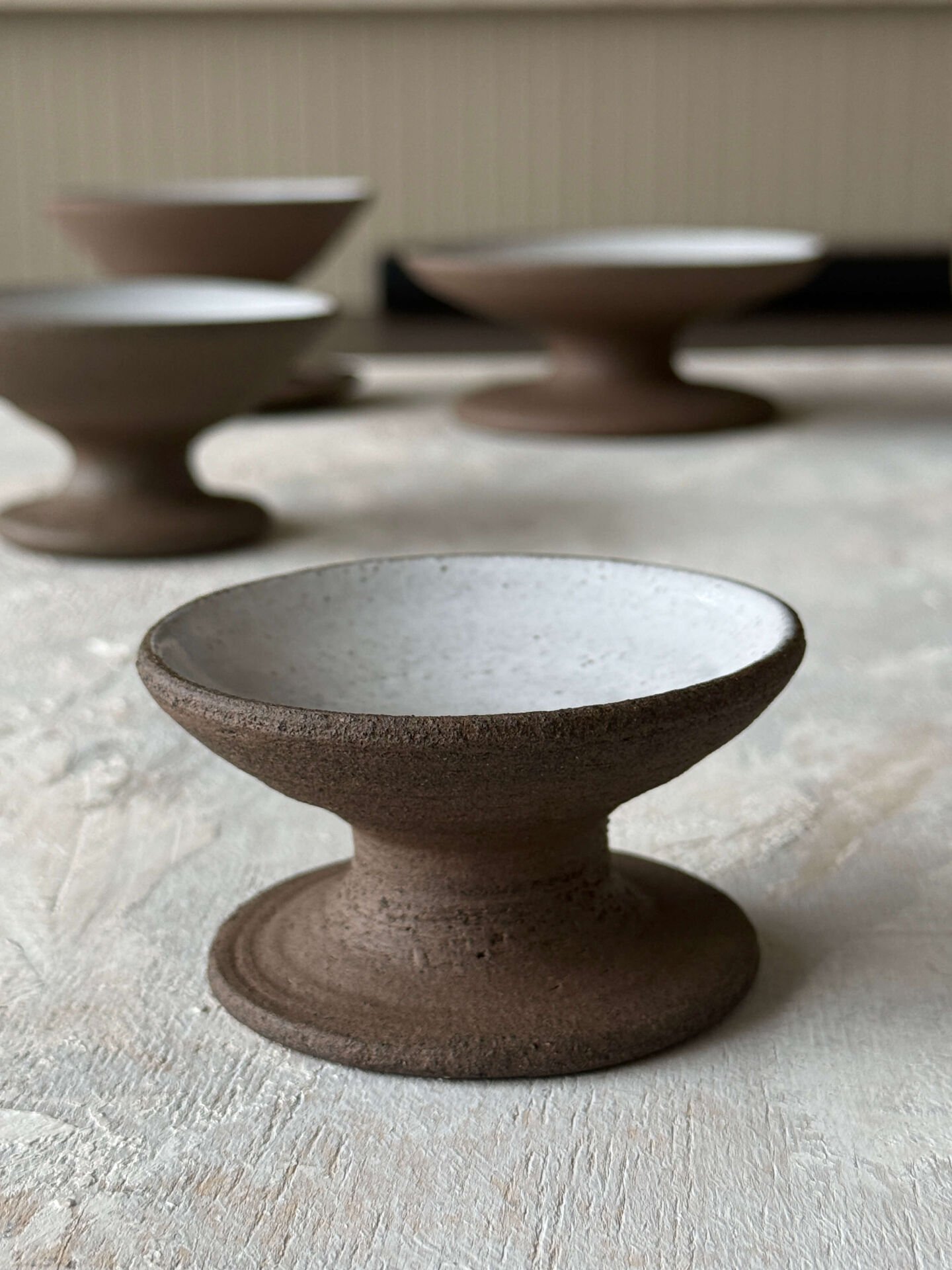 Stoneware Mini Ayaklı Sunum Tabağı